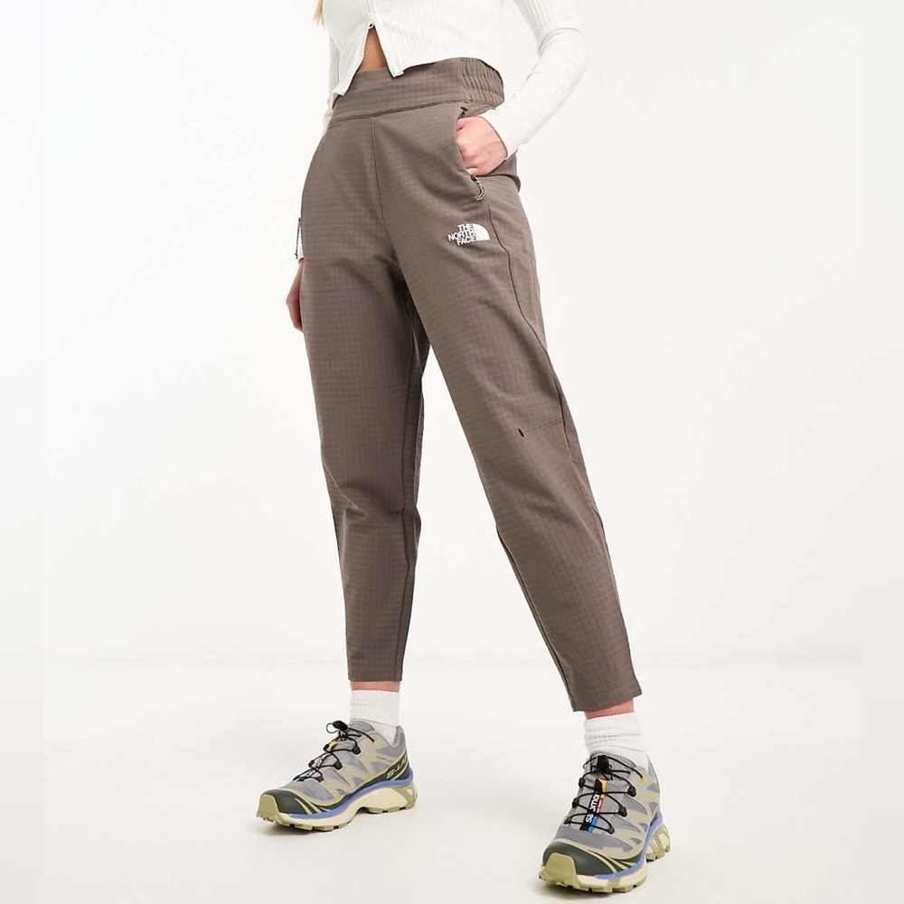 The North Face Tekware Grid pants in brown
Women’s size large